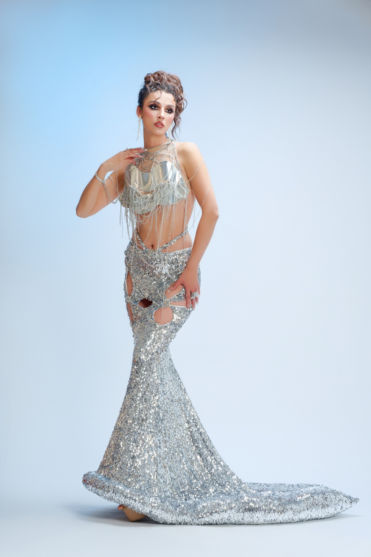 Dàn hoa hậu quốc tế thần thái, quyến rũ với trang phục của nhà thiết kế Việt- Ảnh 1.