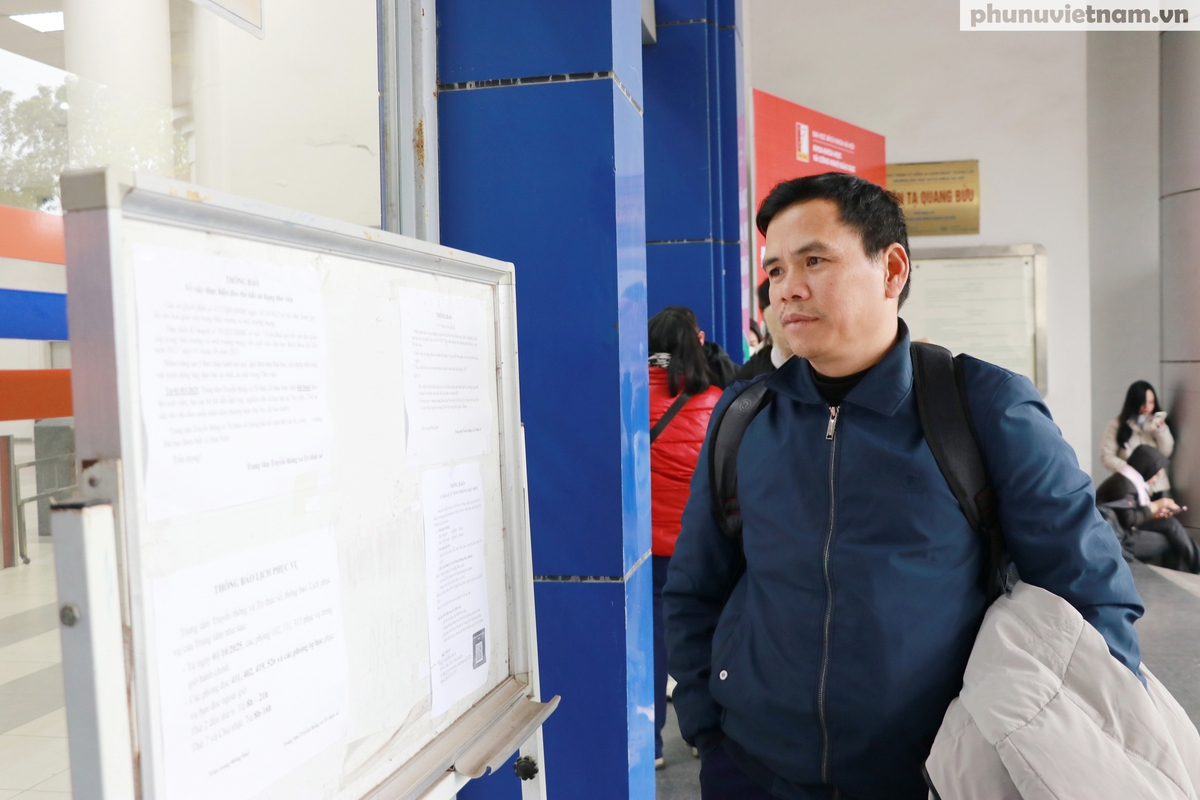 Tuyển sinh đại học 2026: Phụ huynh nghỉ làm, đội mưa rét đưa con đi thi đánh giá tư duy- Ảnh 1.