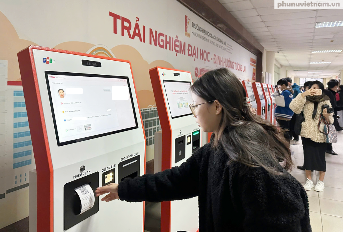 Tuyển sinh đại học 2026: Phụ huynh nghỉ làm, đội mưa rét đưa con đi thi đánh giá tư duy- Ảnh 2.