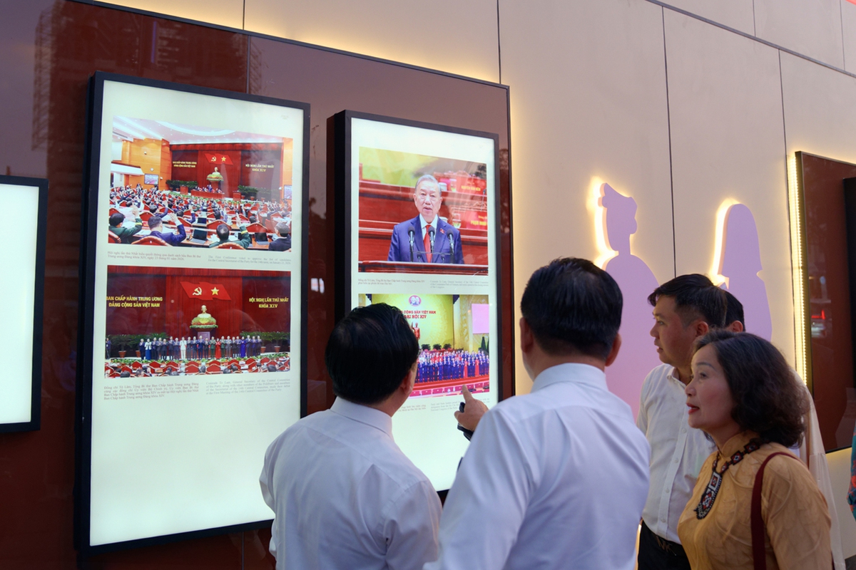 Các đại biểu đang thưởng lãm tác phẩm nhiếp ảnh tại không gian triển lãm mang chủ đề Các đại biểu đang thưởng lãm tác phẩm nhiếp ảnh tại không gian triển lãm mang chủ đề