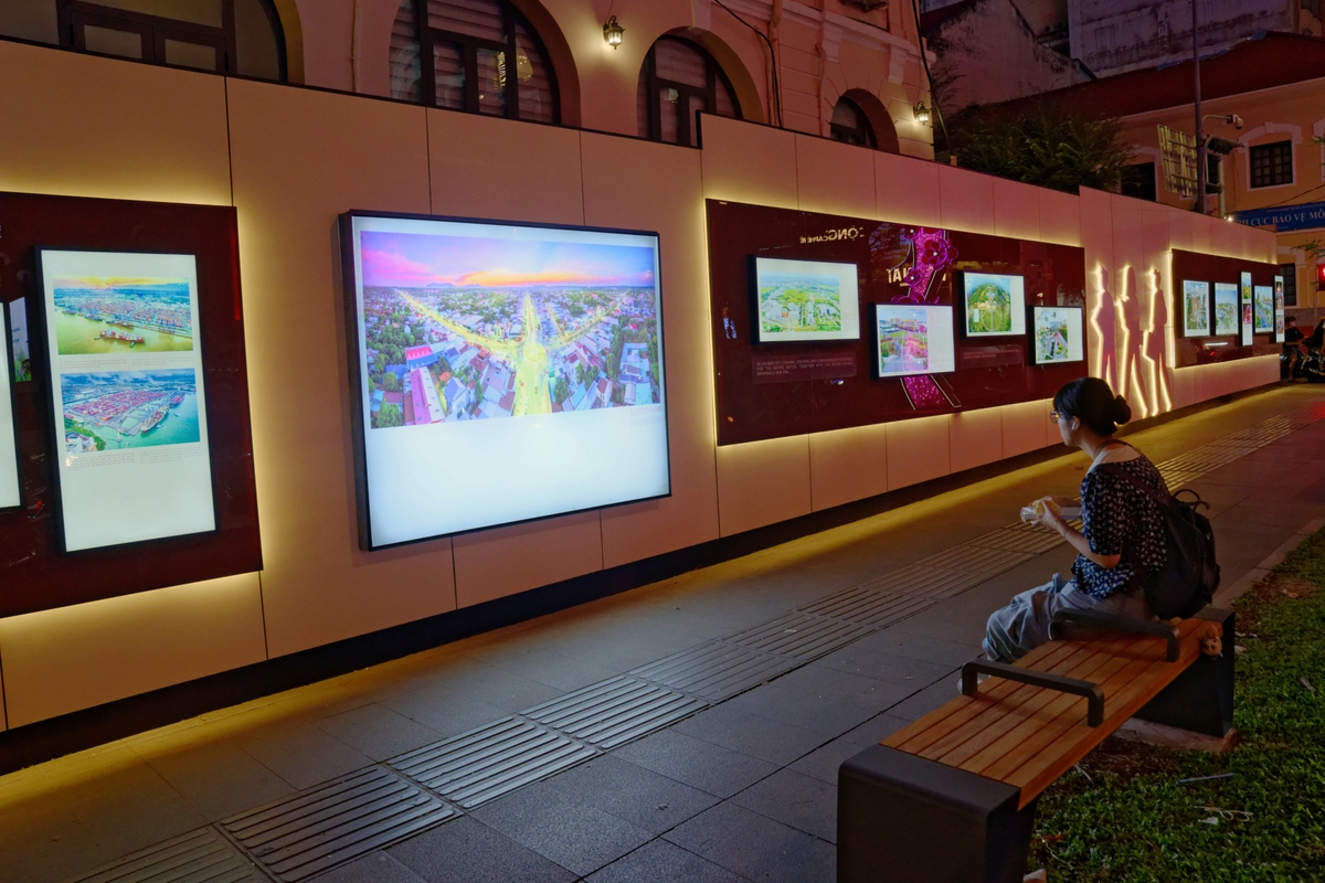 Một du khách vừa nghỉ chân vừa xem các hình ảnh thành phố chụp trên không Một du khách vừa nghỉ chân vừa xem các hình ảnh thành phố chụp trên không