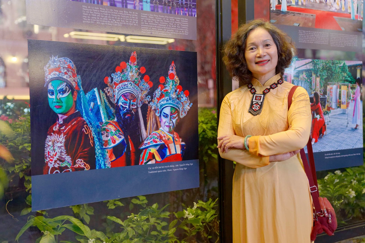 Nghệ sĩ Nhiếp ảnh Hồng Nga – Phó Chủ tịch Hội Nhiếp ảnh TPHCM bên tác phẩm các vai diễn hát Bội của mình. Bà chia sẻ: “Nhiếp ảnh được xem là hình thức tuyên truyền, quảng bá mạnh mẽ, gần gũi và dễ hiểu nhất, dễ dàng thu hút người dân và khách du lịch. Việc ra đời Con đường Nhiếp ảnh trong những ngày cận Tết cũng là dịp để người Việt từ khắp thế giới trở về thăm quê hương, thông qua những hình ảnh xưa và nay có thể cảm nhận về sự đổi thay và phát triển của đất nước. Ngoài ra, tôi thấy các hội viên Hội Nhiếp ảnh TPHCM cũng rất phấn khích với công trình này, họ thấy được những tác phẩm nhiếp ảnh, thành tựu của của chính họ được hiện diện ở một không gian đặc biệt, gắn kết với các công nghệ hiện đại và đón nhận được sự trân trọng như vậy”. Nghệ sĩ Nhiếp ảnh Hồng Nga – Phó Chủ tịch Hội Nhiếp ảnh TPHCM bên tác phẩm các vai diễn hát Bội của mình. Bà chia sẻ: “Nhiếp ảnh được xem là hình thức tuyên truyền, quảng bá mạnh mẽ, gần gũi và dễ hiểu nhất, dễ dàng thu hút người dân và khách du lịch. Việc ra đời Con đường Nhiếp ảnh trong những ngày cận Tết cũng là dịp để người Việt từ khắp thế giới trở về thăm quê hương, thông qua những hình ảnh xưa và nay có thể cảm nhận về sự đổi thay và phát triển của đất nước. Ngoài ra, tôi thấy các hội viên Hội Nhiếp ảnh TPHCM cũng rất phấn khích với công trình này, họ thấy được những tác phẩm nhiếp ảnh, thành tựu của của chính họ được hiện diện ở một không gian đặc biệt, gắn kết với các công nghệ hiện đại và đón nhận được sự trân trọng như vậy”.