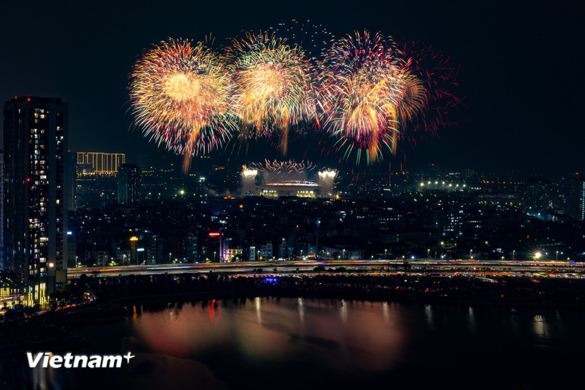 Bắn pháo hoa mừng thành công của Đại hội Đảng lần thứ XIV tại Hà Nội