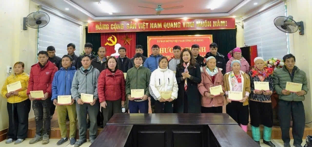 Tặng quà Tết cho người nghèo ở biên cương- Ảnh 1.