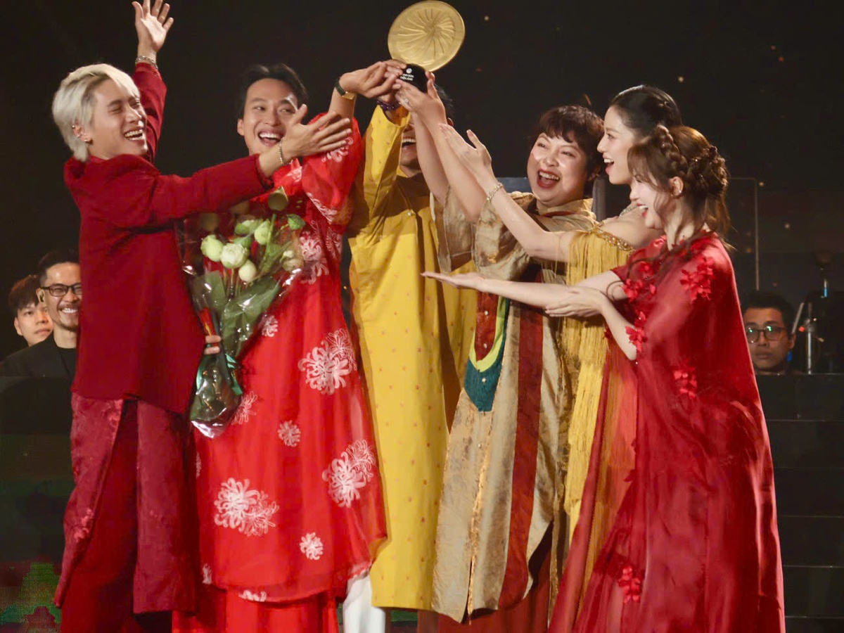 Ê kíp phim Mưa đỏ nâng cúp giải thưởng Tinh hoa Việt 2025 với chiến thắng 