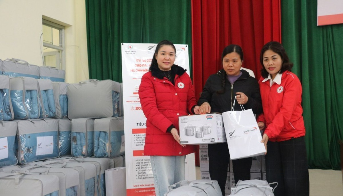 Tặng quà Tết cho người nghèo ở biên cương- Ảnh 2.