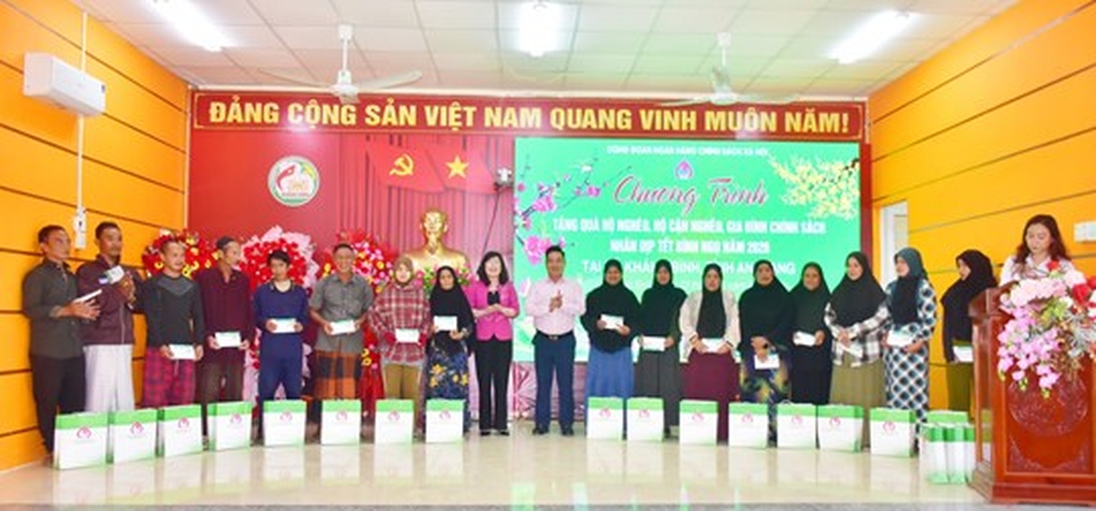 Mặt trận Tổ quốc các cấp mang Tết ấm áp, nghĩa tình đến với người nghèo- Ảnh 4.