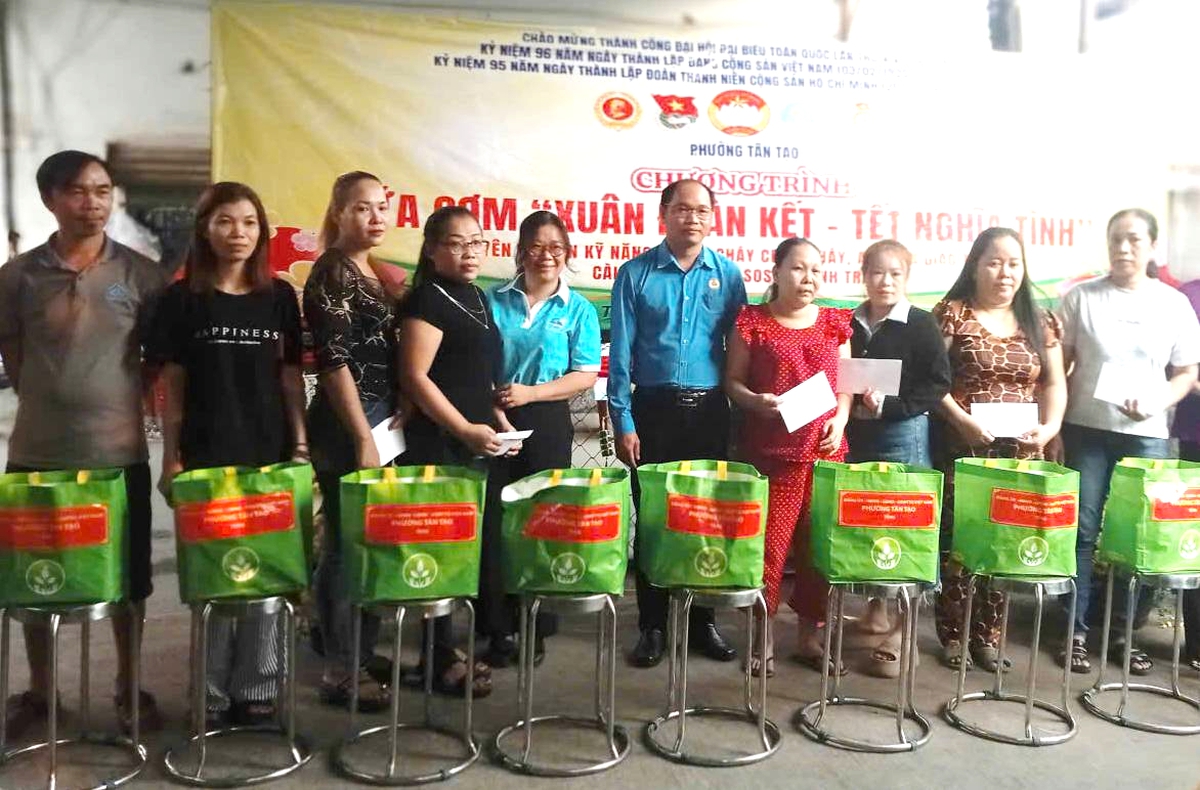 Ấm áp bữa cơm "Xuân đoàn kết - Tết nghĩa tình" tại khu trọ công nhân- Ảnh 1.