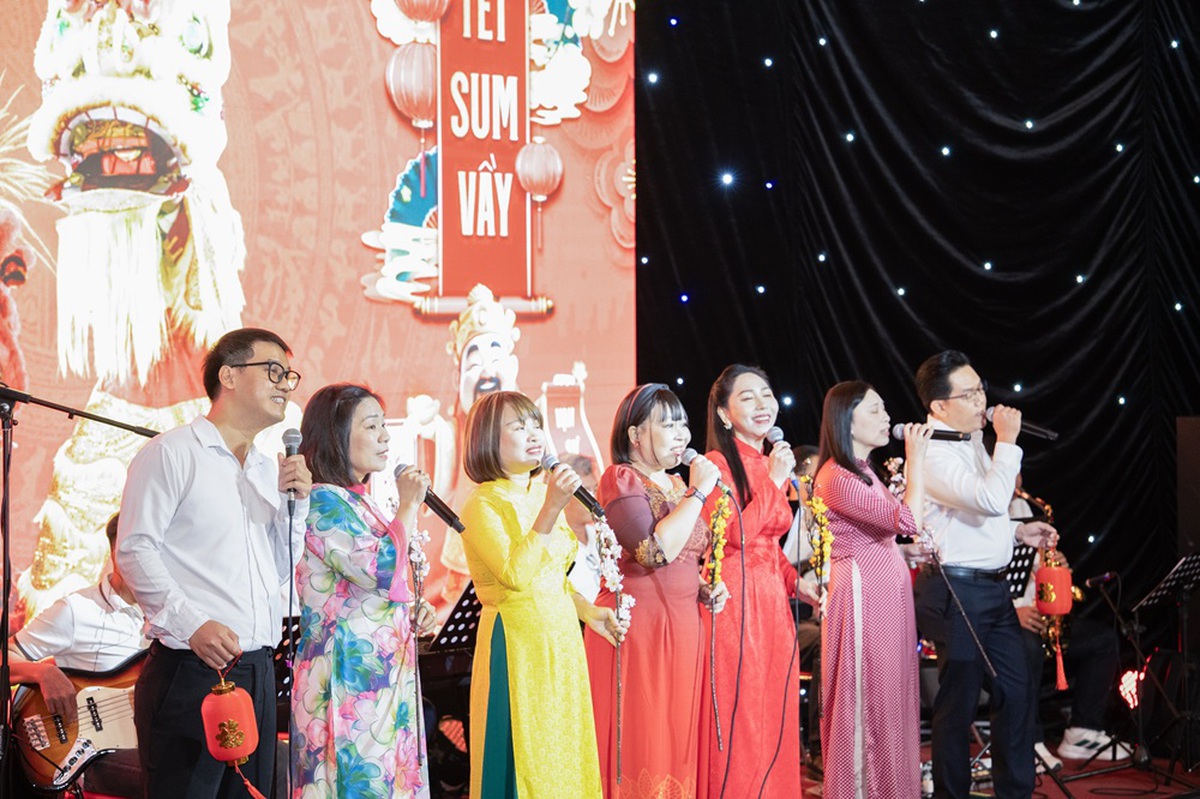 "Ca sĩ Blouse trắng" cùng hát để chia sẻ với bệnh nhân khó khăn- Ảnh 1. "Ca sĩ Blouse trắng" cùng hát để chia sẻ với bệnh nhân khó khăn- Ảnh 1.