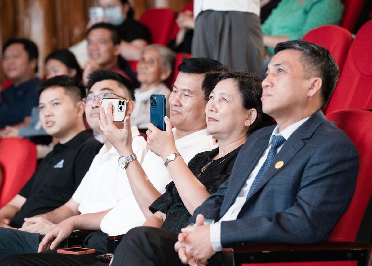 "Ca sĩ Blouse trắng" cùng hát để chia sẻ với bệnh nhân khó khăn- Ảnh 5. "Ca sĩ Blouse trắng" cùng hát để chia sẻ với bệnh nhân khó khăn- Ảnh 5.