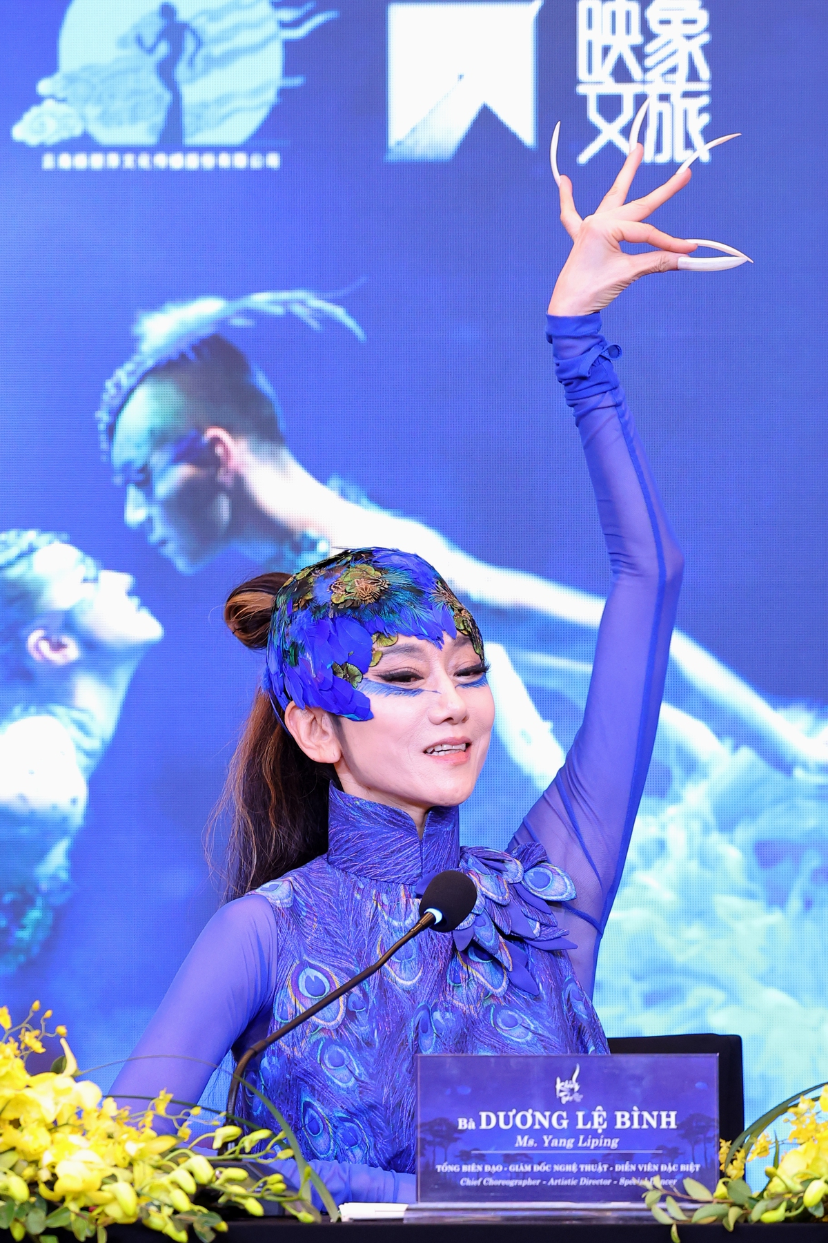 Nghệ sĩ Dương Lệ Bình thị phạm một số động tác múa tại họp báo. (Ảnh: Hòa Nguyễn)