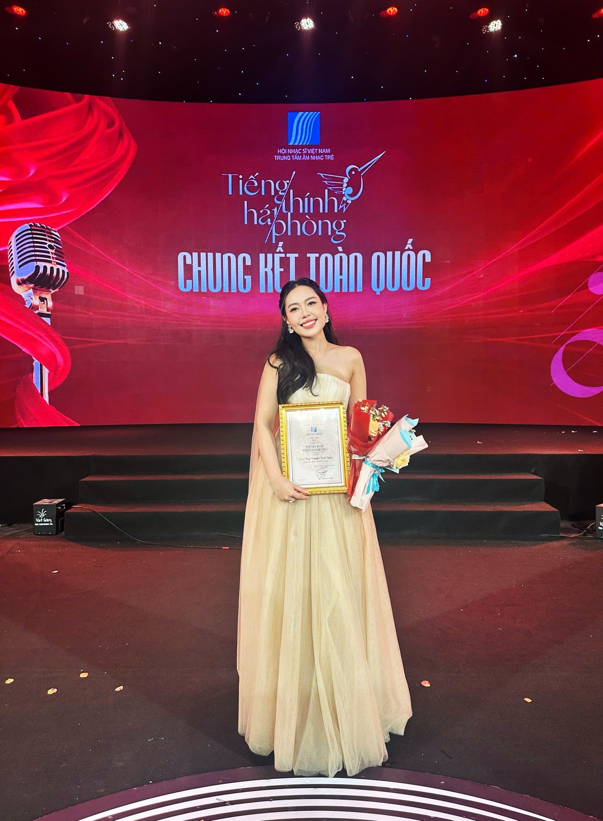 Kim Ngân trong khoảnh khắc nhận giải Nhất của cuộc thi Tiếng hát Thính phòng Toàn quốc lần thứ nhất – năm 2025