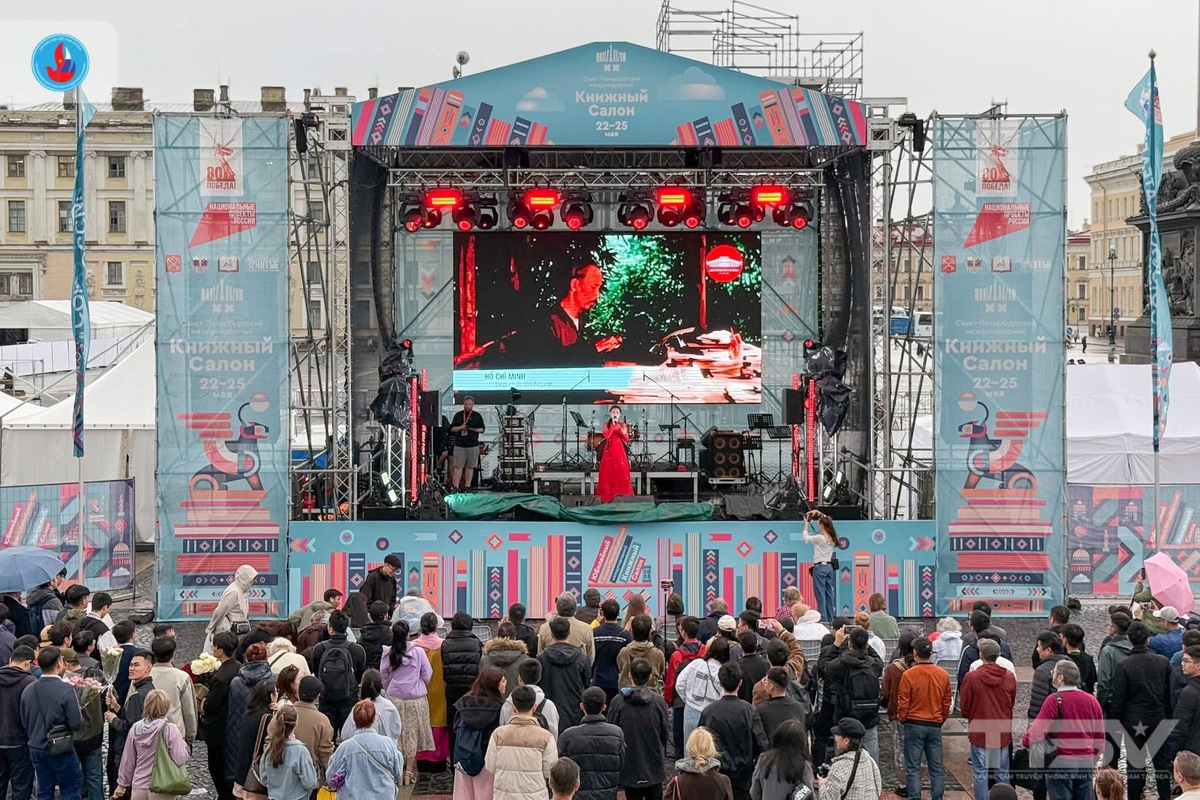 Kim Ngân trình diễn tại chương trình Tuần lễ Văn hóa Việt Nam tại Liên bang Nga, St. Petersburg nhằm kỷ niệm 75 năm thiết lập quan hệ ngoại giao Việt Nam - Liên bang Nga