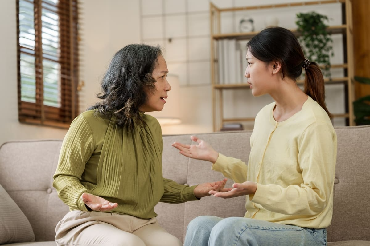 Dọn nhà đón Tết: Nàng dâu lén mang bao tải quần áo cũ của mẹ chồng lên Hà Nội... để vứt- Ảnh 1.