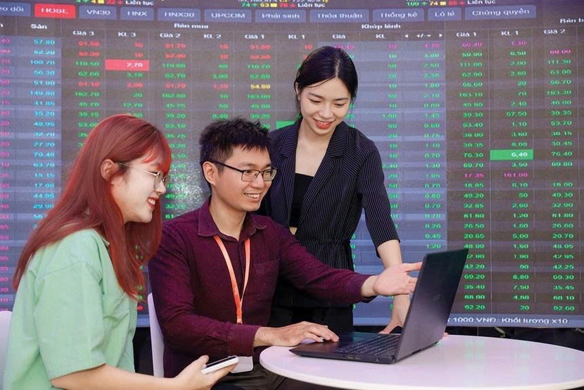 Ai bán, ai mua cổ phiếu? Ghế nóng doanh nghiệp biến động ngày 27/1 - Ảnh 1.