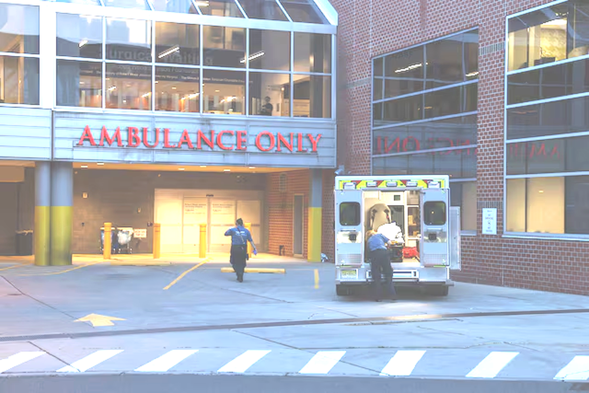 Hình ảnh lối vào khu vực xe cứu thương tại Bệnh viện Đại học Robert Wood Johnson ở New Brunswick, New Jersey, Hoa Kỳ, ngày 4/8/2025  REUTERS/Shannon Stapleton