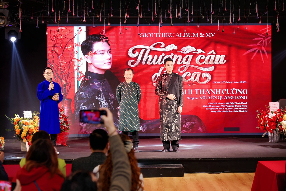 Nhà báo Ngô Bá Lục cùng nhạc sĩ Nguyễn Quang Long, ca sĩ AnhHi Thanh Cường trong buổi ra mắt album "Thương câu dân ca" chiều 27/1