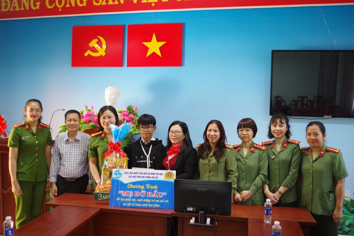 Hội LHPN tỉnh Quảng Ngãi mang mùa xuân ấm áp đến các gia đình chính sách, con đỡ đầu- Ảnh 7. Hội LHPN tỉnh Quảng Ngãi mang mùa xuân ấm áp đến các gia đình chính sách, con đỡ đầu- Ảnh 7.