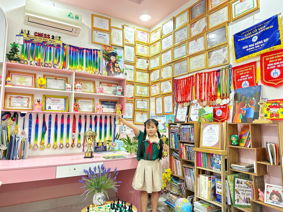 Cô bé lớp 3 sở hữu hơn 90 huy chương, giấy khen được mẹ dạy như thế nào?- Ảnh 1.