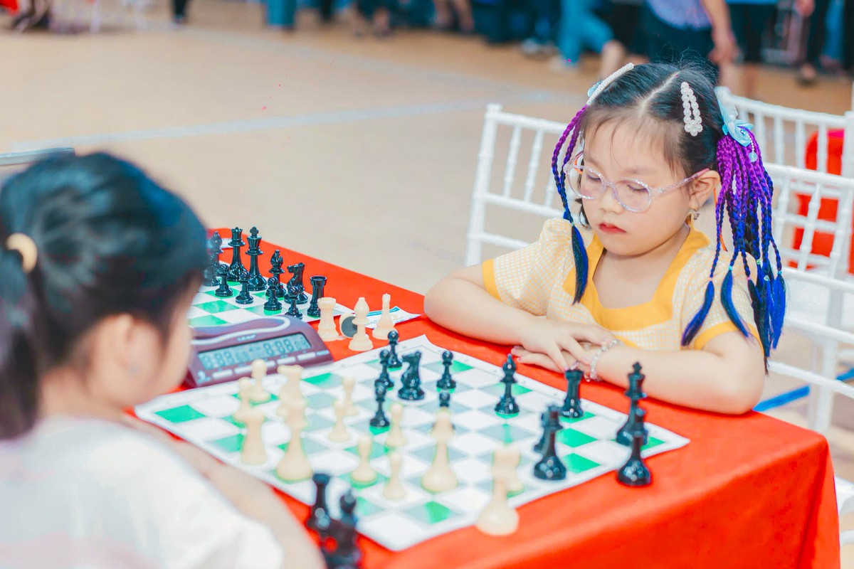 Cô bé lớp 3 sở hữu hơn 90 huy chương, giấy khen được mẹ dạy như thế nào?- Ảnh 3.