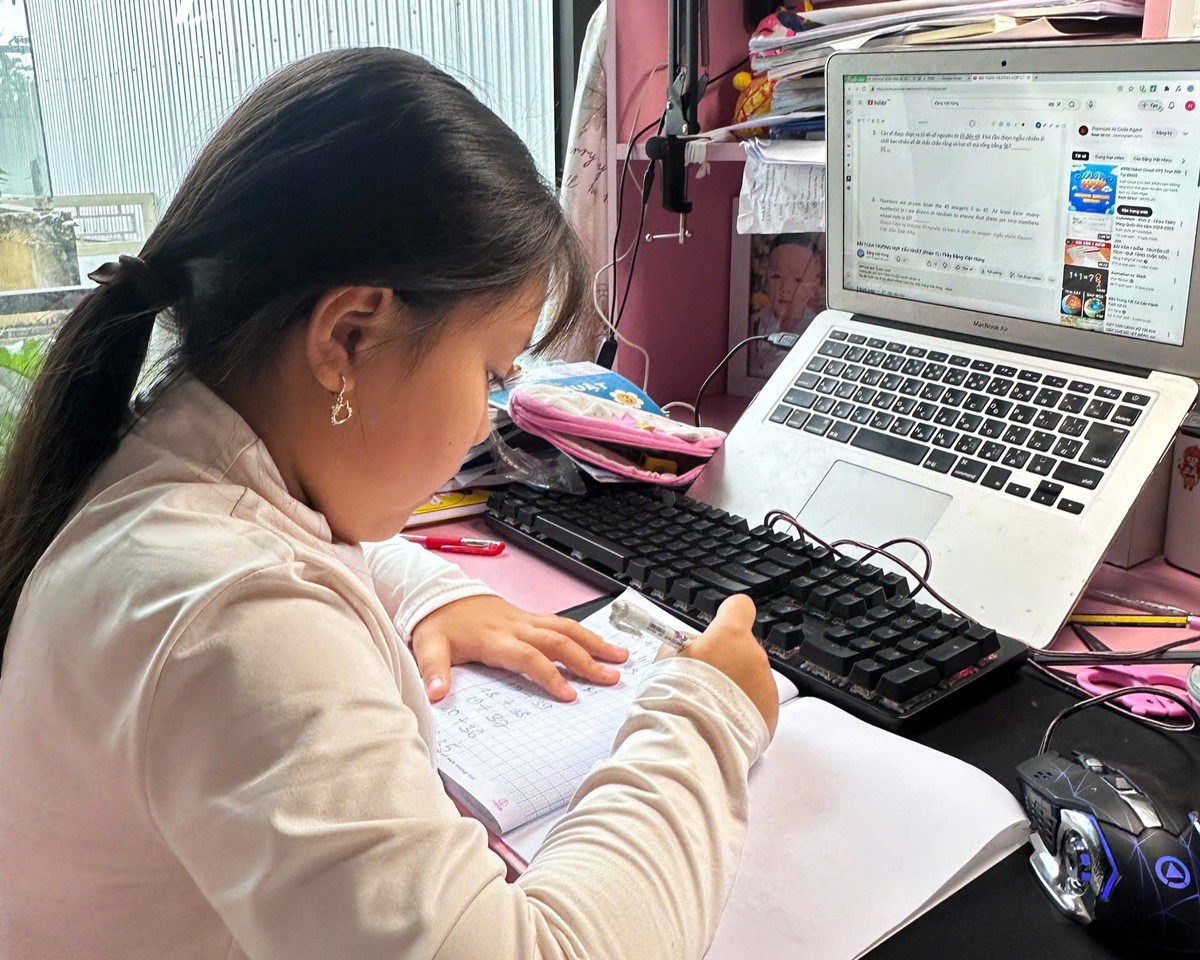 Cô bé lớp 3 sở hữu hơn 90 huy chương, giấy khen được mẹ dạy như thế nào?- Ảnh 2.