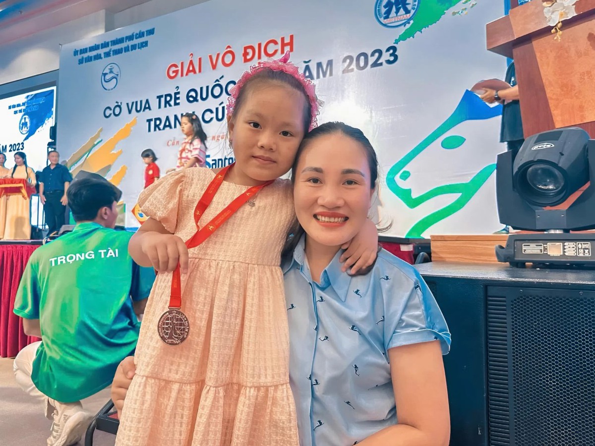 Cô bé lớp 3 sở hữu hơn 90 huy chương, giấy khen được mẹ dạy như thế nào?- Ảnh 4.