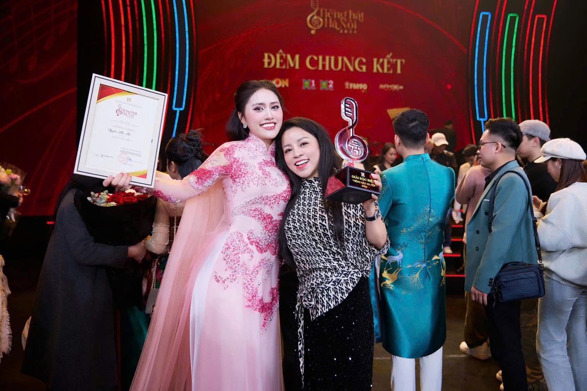 Mộc An và NSƯT Tố Nga trong đêm đăng quang Quán quân Tiếng hát Hà Nội 2024
