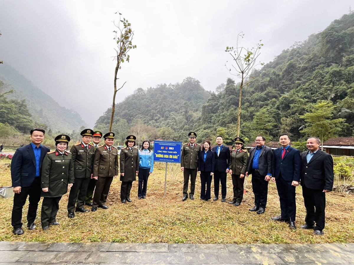 "Theo dấu chân Người" - chương trình lan tỏa giá trị nhân văn- Ảnh 6.