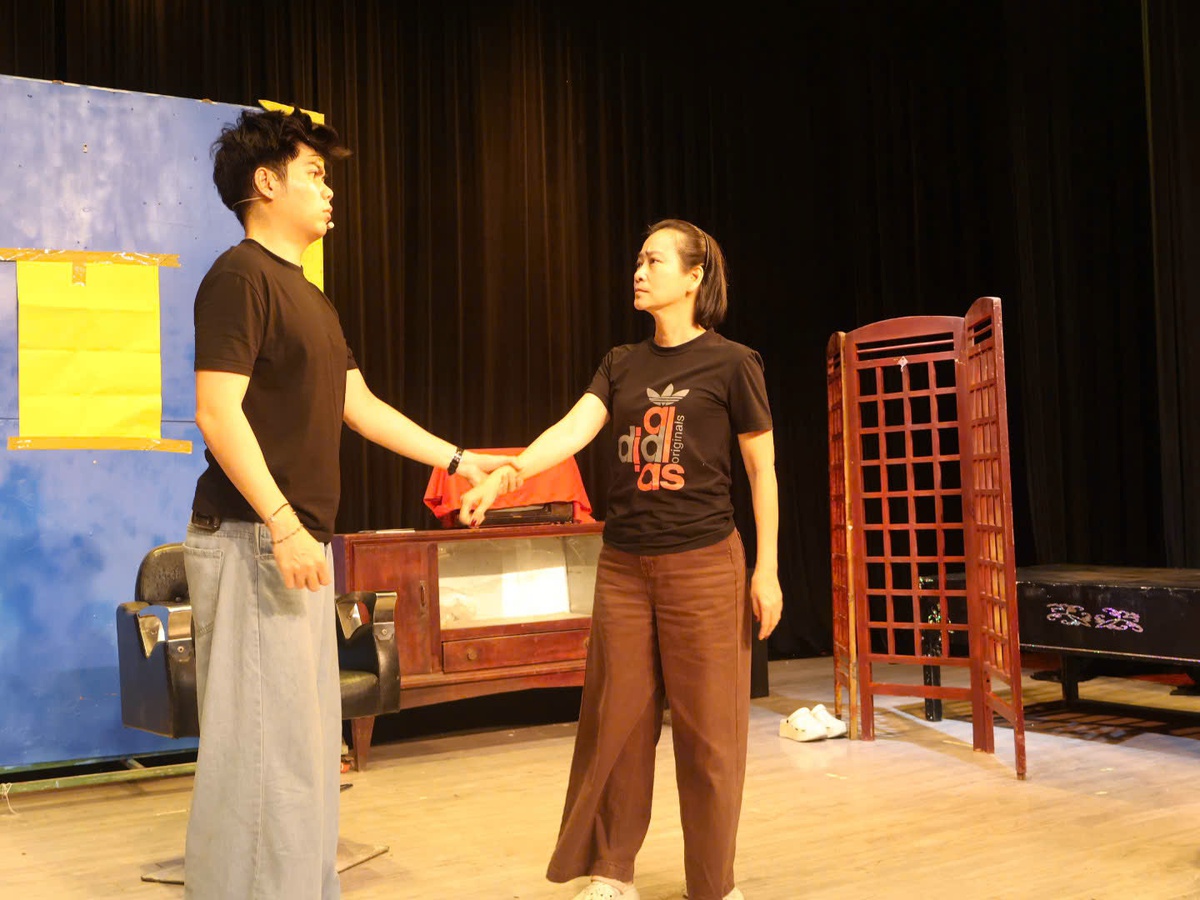 Tuyết Thu hướng dẫn cho diễn viên trẻ trên sàn tập vở Con gái chị Hằng. Ảnh: Thiên Phát