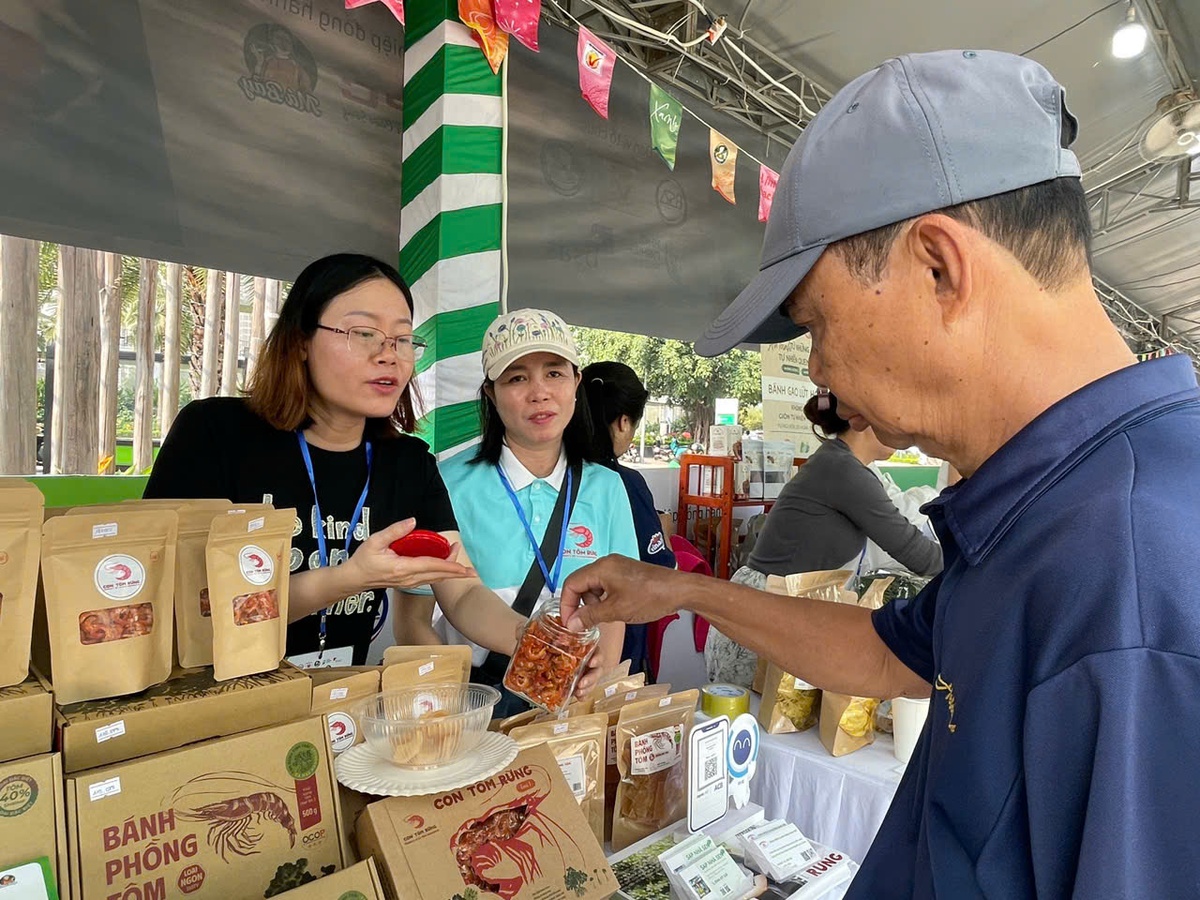 Hàng hóa, quà Tết truyền thống hội tụ tại phiên chợ "Đặc sản bản địa - Tiêu dùng xanh" TPHCM- Ảnh 1.