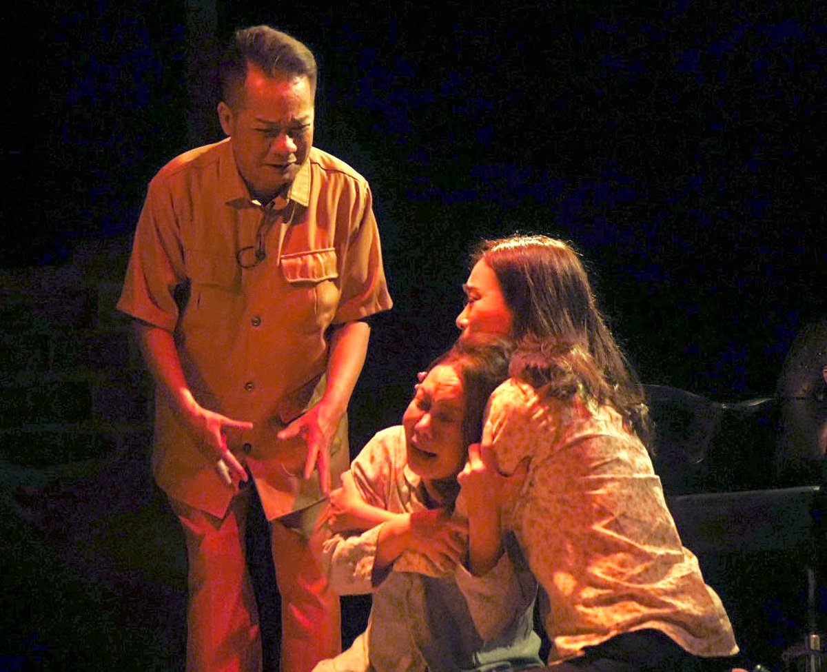 Minh Nhí, Việt Hương, Tuyết Thu lấy nước mắt khán giả trong vở Con gái chị Hằng. Ảnh: Hồ Lam