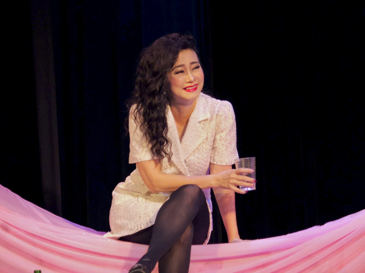 Từ ký ức về người mẹ tảo tần ngoài đời, Tuyết Thu tìm thấy sự đồng cảm khi hoá thân thành Lệ Hằng, một người phụ nữ mạnh mẽ vì thương con nên chấp nhận làm nghề vũ nữ. Ảnh: Hồ Lam