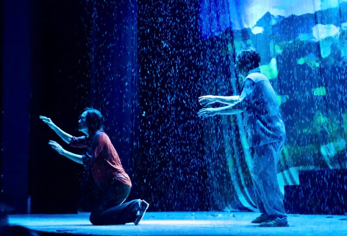 Vở Con gái chị Hằng ghi điểm với khán giả về nội dung nhân văn, cách dàn dựng đẹp. Ở một phân đoạn, vở tái hiện cảnh mưa thật trên sân khấu. Ảnh: Hồ Lam