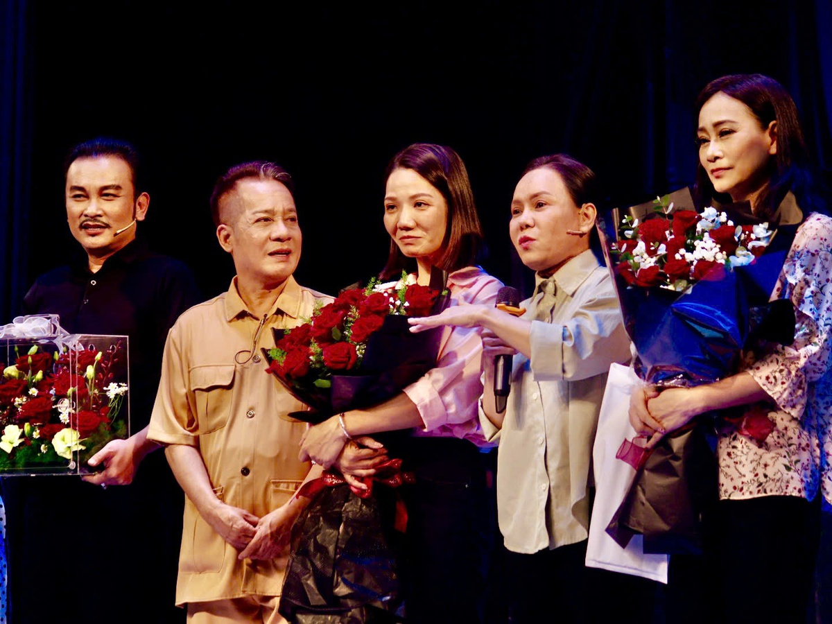 Từ trái qua: NSND Hữu Quốc, NSƯT Minh Nhí, đạo diễn Ngọc Duyên, nghệ sĩ Việt Hương, NSƯT Tuyết Thu chia sẻ với khán giả sau vở diễn. Ảnh: Hồ Lam