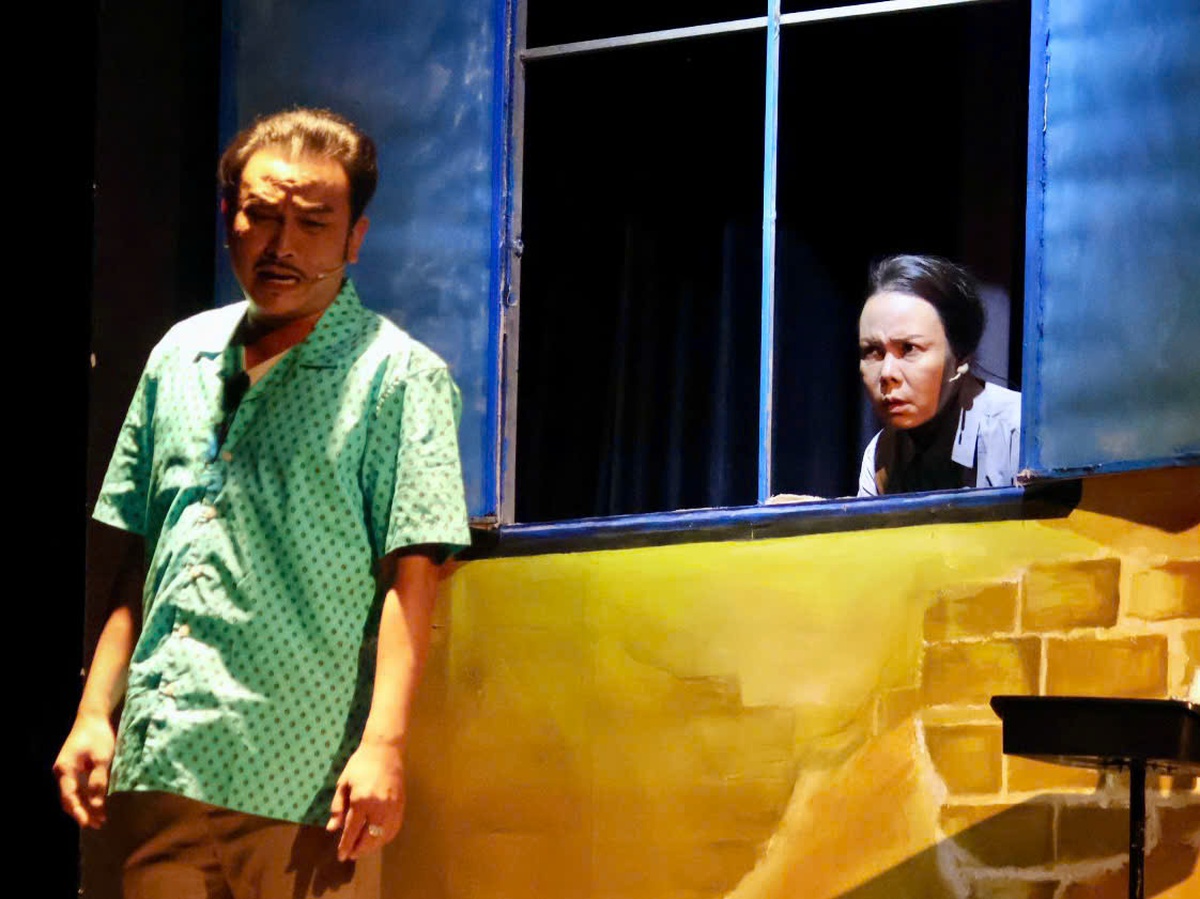 Ông Phùng (NSND Hữu Quốc) và Mỹ Hà (Việt Hương) trong vở Con gái chị Hằng. Ảnh: Hồ Lam