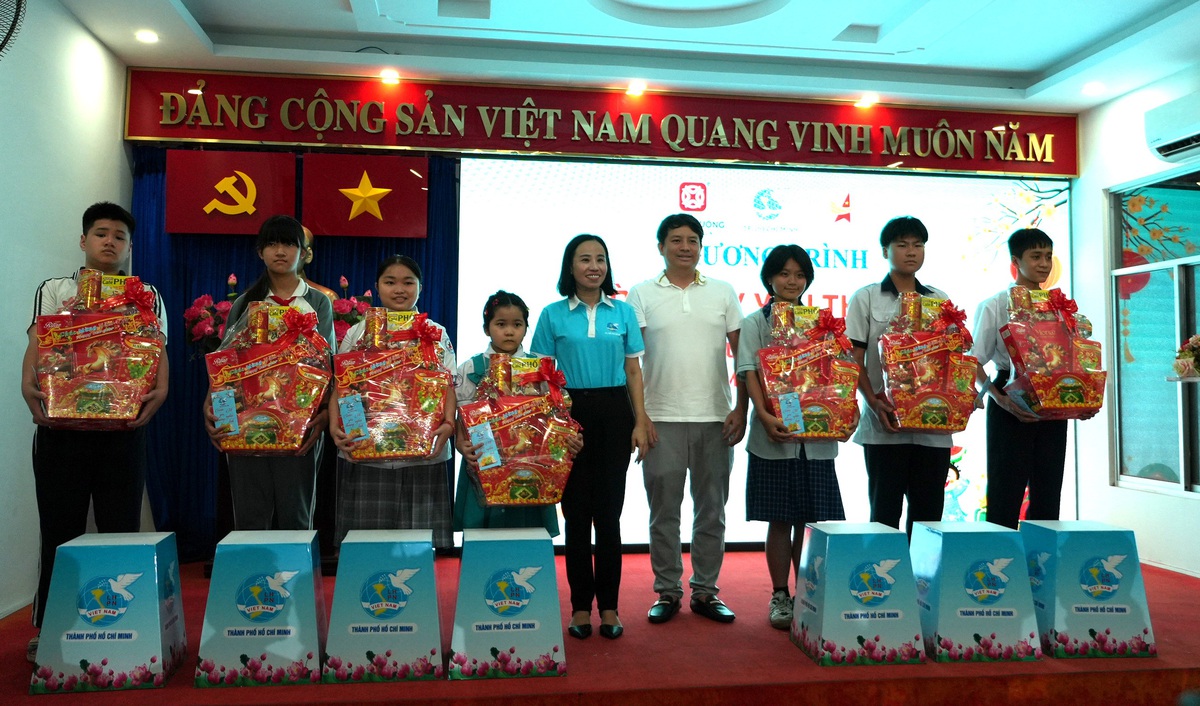 Hội LHPN TPHCM tặng quà Tết và 41 sổ tiết kiệm cho trẻ mồ côi có hoàn cảnh khó khăn- Ảnh 1.