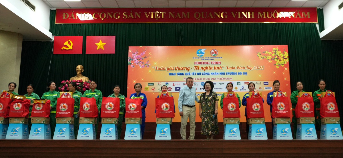 Hội LHPN TPHCM tặng 500 phần quà Tết cho nữ công nhân môi trường- Ảnh 7. Hội LHPN TPHCM tặng 500 phần quà Tết cho nữ công nhân môi trường- Ảnh 7.