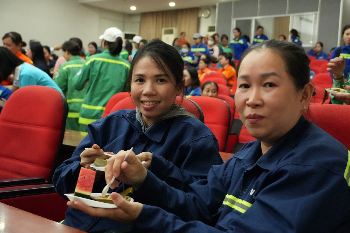 Hội LHPN TPHCM tặng 500 phần quà Tết cho nữ công nhân môi trường- Ảnh 2. Hội LHPN TPHCM tặng 500 phần quà Tết cho nữ công nhân môi trường- Ảnh 2.