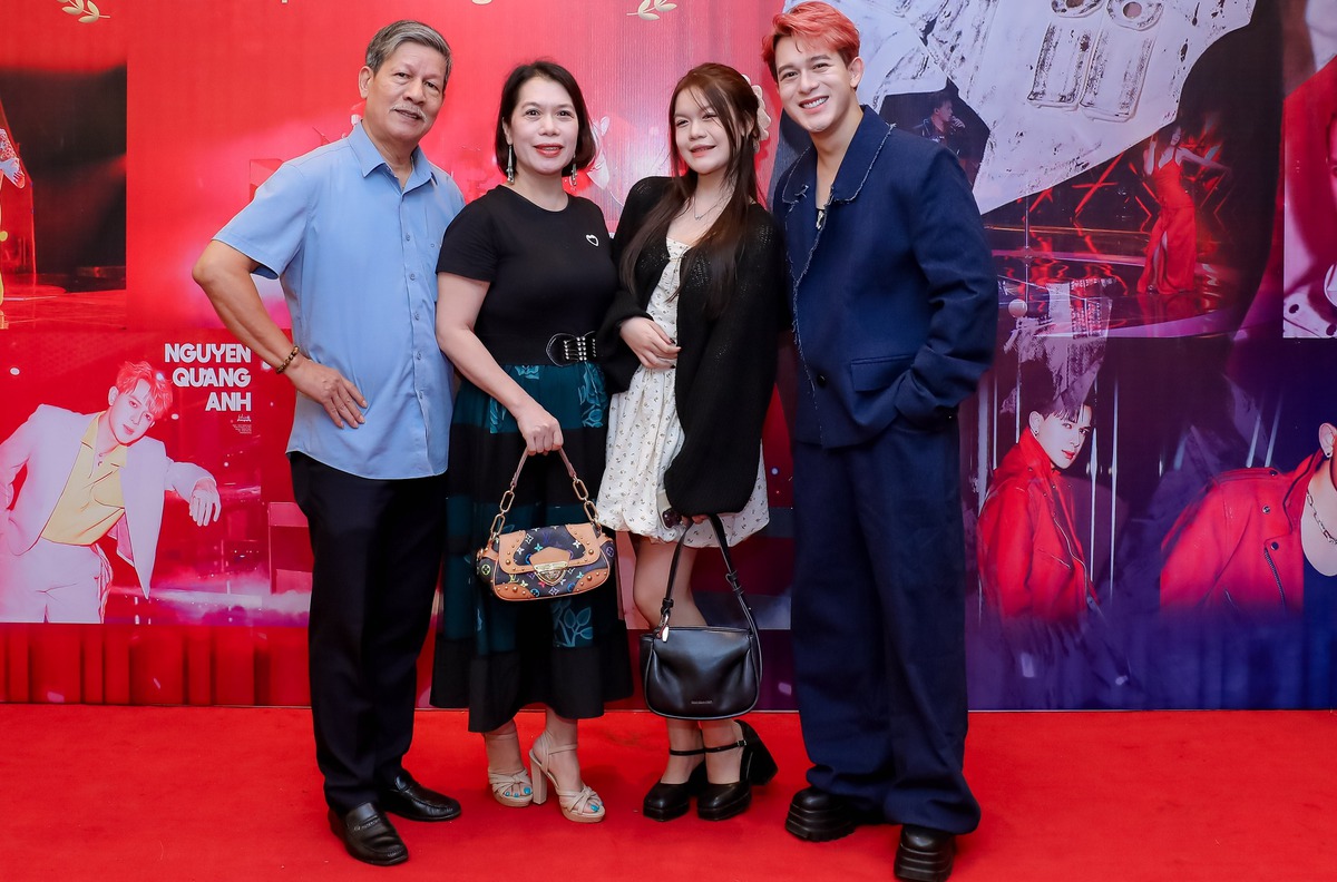 Diễn viên Quang Anh cùng bố mẹ và em gái