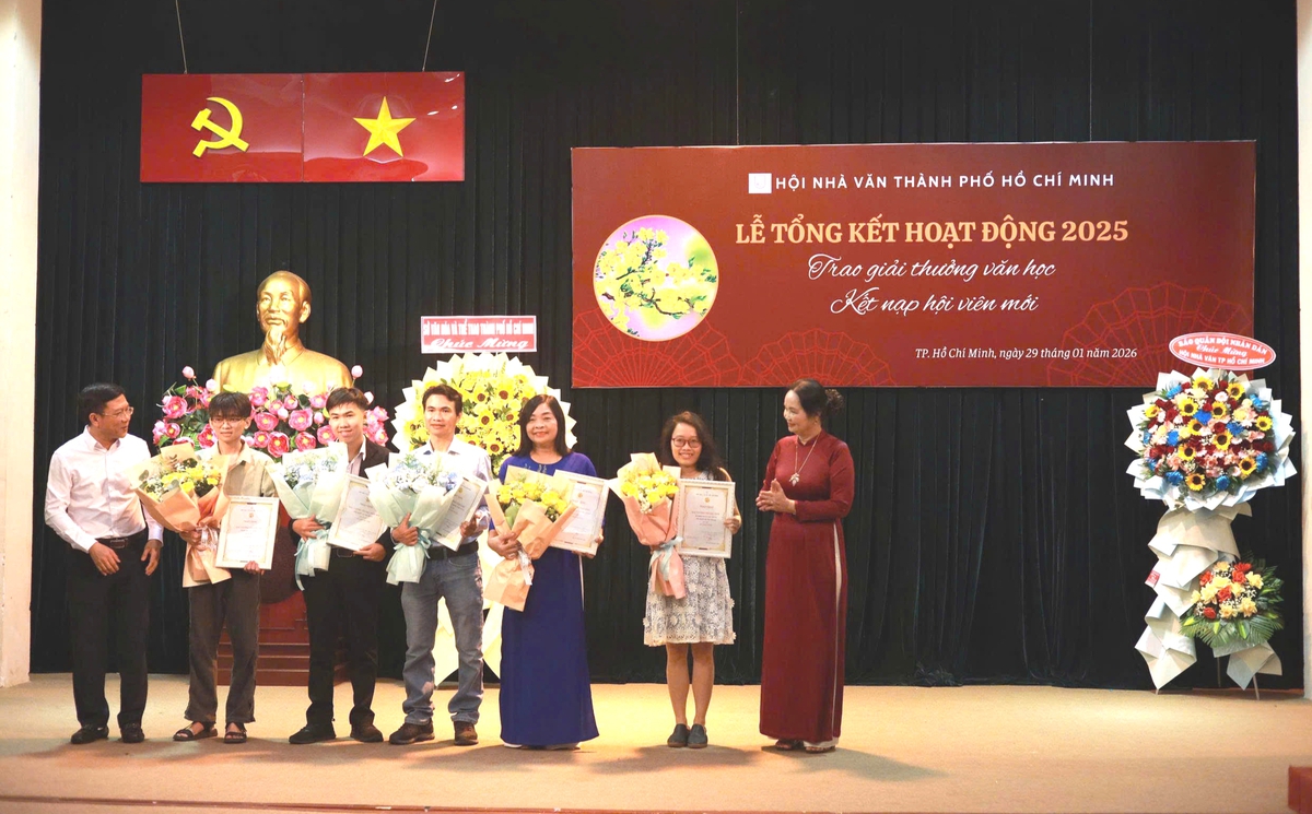 Tác giả Giai Du (bìa trái), Cao Việt Quỳnh (thứ 3, từ trái sang) nhận Giải thưởng của Hội nhà văn TPHCM 2025