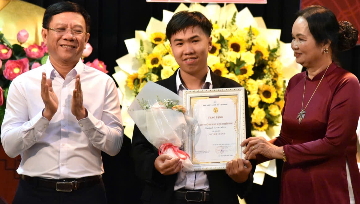 Cao Việt Quỳnh nhận Giải thưởng Hội Nhà văn TPHCM 2025 ở hạng mục Văn học thiếu nhi. Ảnh: Giản Thanh Sơn