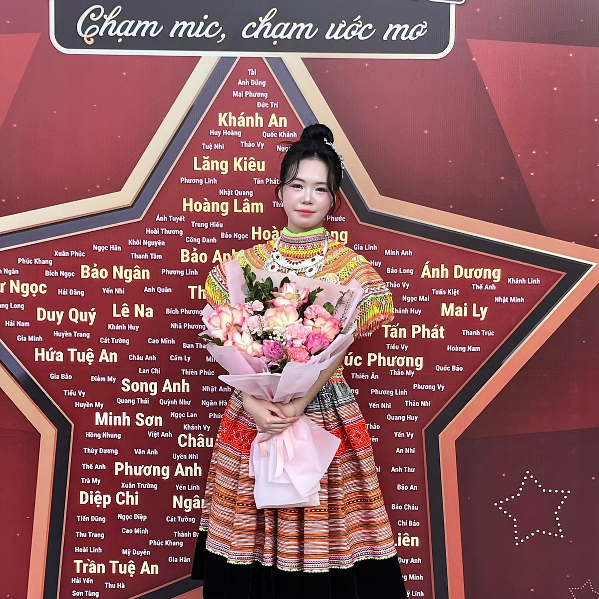 Nữ sinh trường dân tộc nội trú tỏa sáng tại chung kết "MC Nhí - Micro Vàng"- Ảnh 1. Nữ sinh trường dân tộc nội trú tỏa sáng tại chung kết "MC Nhí - Micro Vàng"- Ảnh 1.