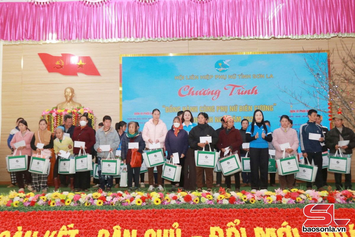 Hội LHPN tỉnh Sơn La mang Tết ấm về với phụ nữ biên cương Chiềng Sơn- Ảnh 8.