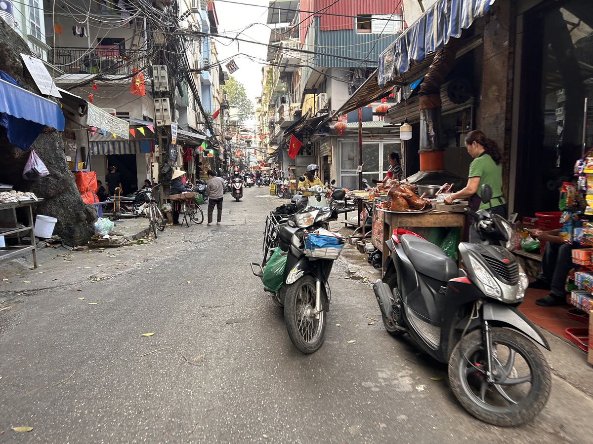 Hà Nội đến hạn dẹp 75 chợ cóc: Vỉa hè, lòng đường vẫn thành nơi bán hàng- Ảnh 3.