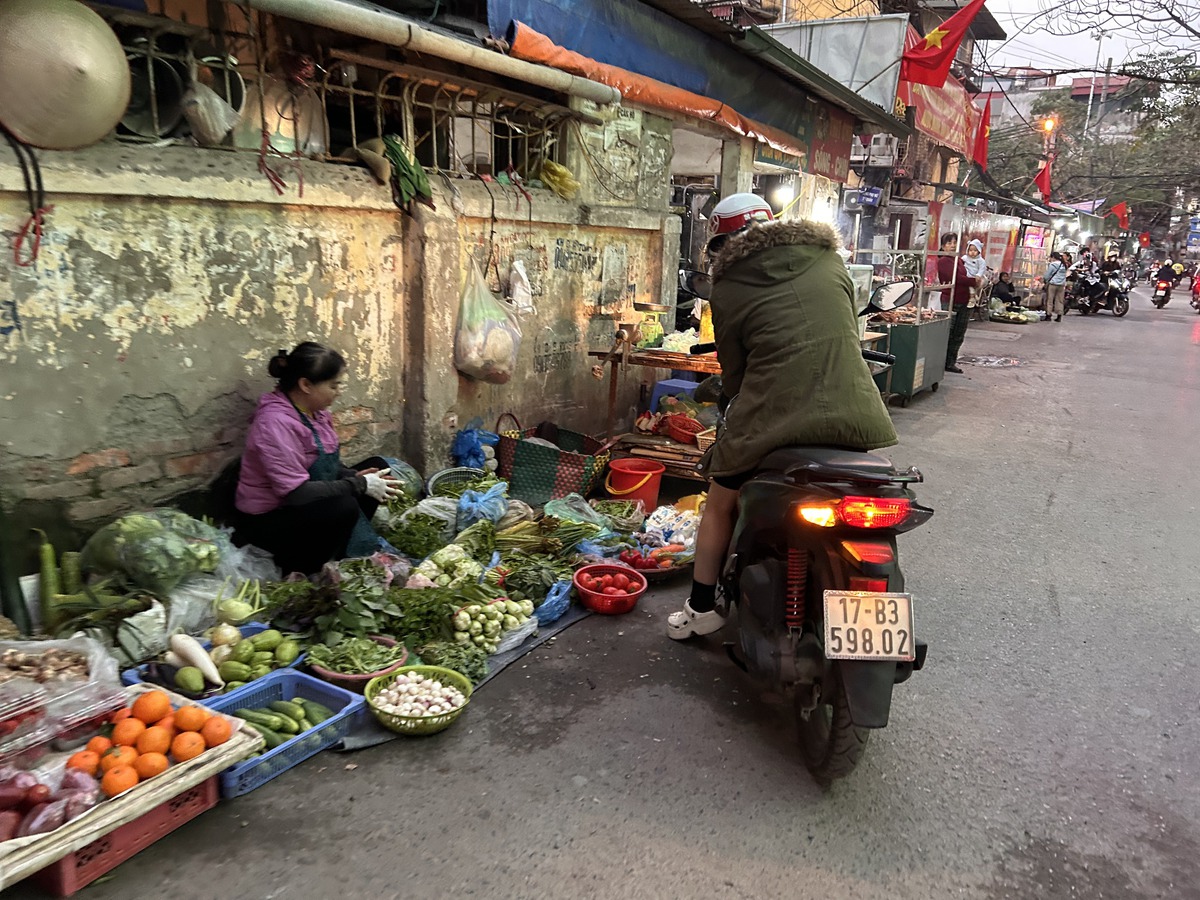 Hà Nội đến hạn dẹp 75 chợ cóc: Vỉa hè, lòng đường vẫn thành nơi bán hàng- Ảnh 9.