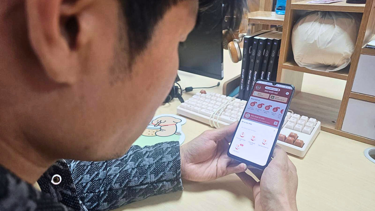 Anh Trần Quốc Đạt khá hào hứng với việc sử dụng sổ sức khoẻ điện tử Anh Trần Quốc Đạt khá hào hứng với việc sử dụng sổ sức khoẻ điện tử