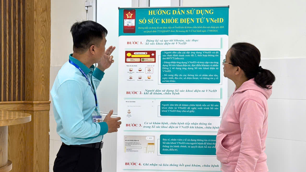 Ngành y tế luôn bố trí bộ phận tiếp đón và các điểm hỗ trợ người dân trong việc hướng dẫn, giải thích và hỗ trợ thao tác Ngành y tế luôn bố trí bộ phận tiếp đón và các điểm hỗ trợ người dân trong việc hướng dẫn, giải thích và hỗ trợ thao tác