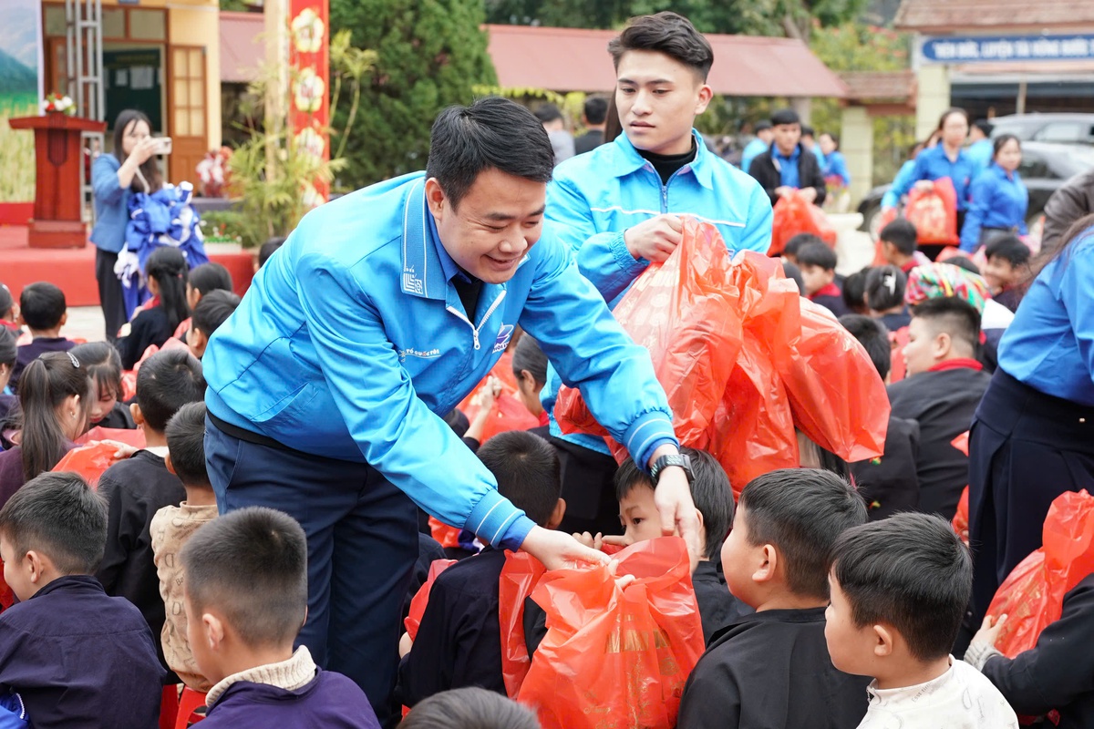 Xuân yêu thương đến với trẻ em vùng cao Lạng Sơn, Cao Bằng- Ảnh 2. Xuân yêu thương đến với trẻ em vùng cao Lạng Sơn, Cao Bằng- Ảnh 2.