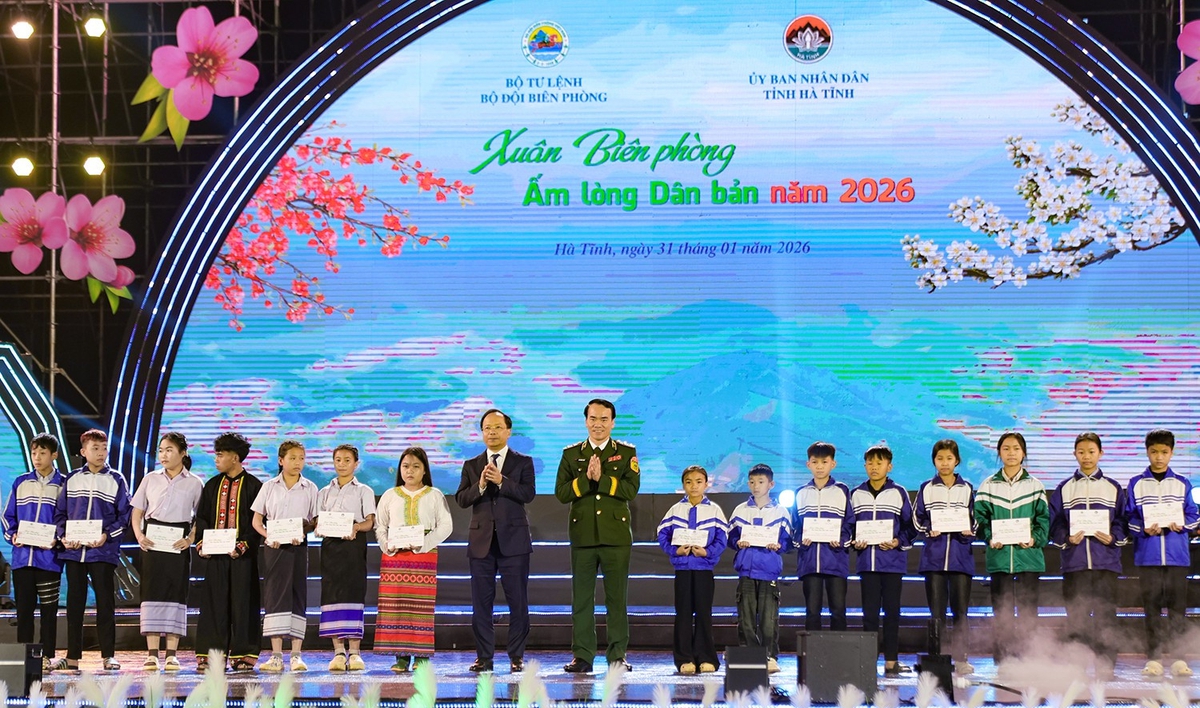 Chương trình "Xuân Biên phòng ấm lòng dân bản" là biểu tượng sinh động của tình đoàn kết quân - dân- Ảnh 8. Chương trình "Xuân Biên phòng ấm lòng dân bản" là biểu tượng sinh động của tình đoàn kết quân - dân- Ảnh 8.
