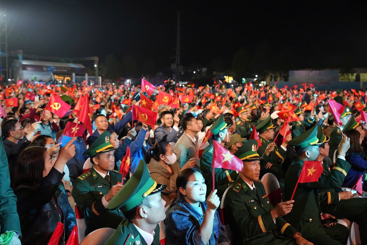 Chương trình "Xuân Biên phòng ấm lòng dân bản" là biểu tượng sinh động của tình đoàn kết quân - dân- Ảnh 7. Chương trình "Xuân Biên phòng ấm lòng dân bản" là biểu tượng sinh động của tình đoàn kết quân - dân- Ảnh 7.